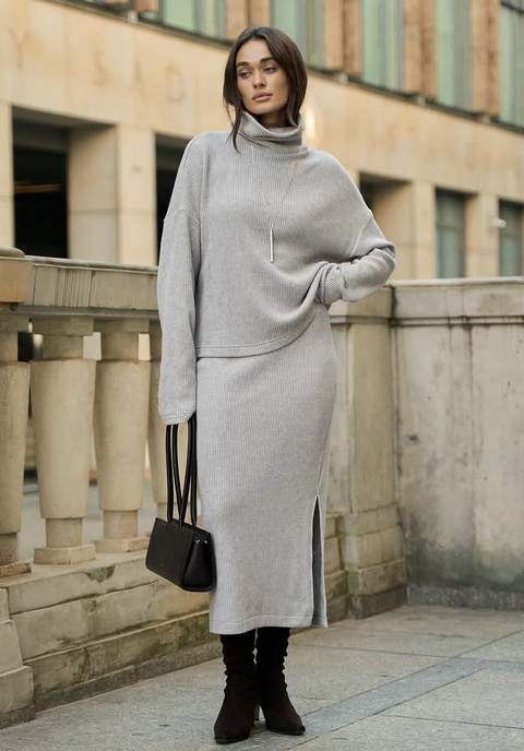 Серый трикотажный костюм ÁRTMON с длинной юбкой