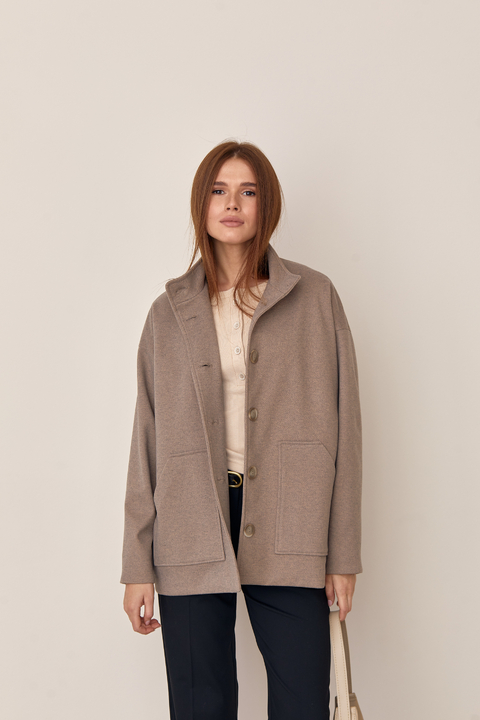 Женское короткое пальто ÁRTMON цвета капучино с карманами и застежкой пуговицы